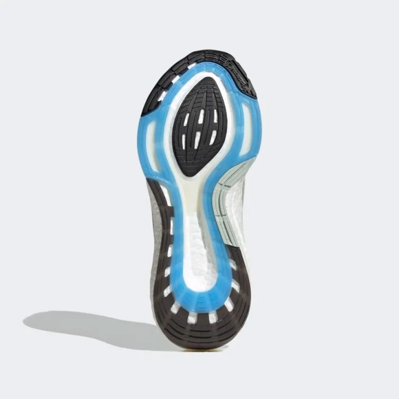 [NEW] Women's adidas UltraBoost 22 Running Shoes Gray Size 7.5 GY7285 - Picture 3 of 8